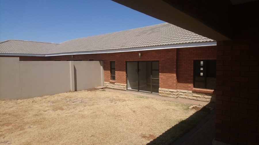 To Let 3 Bedroom Property for Rent in Hillside Free State